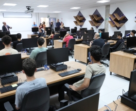 Vice-reitor da UnB, professor Márcio Muniz, visita o novo laboratório de Inteligência Artificial, no Bloco de Salas de Aula Norte (BSAN). 20/03/2026. Foto: Beto Monteiro/Ascom GRE